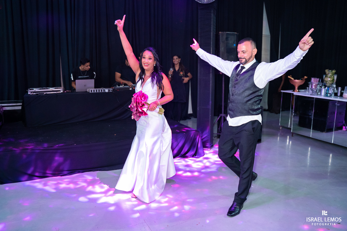 Recepção de casamento no espio golden com noivos animados e fotografo israel gesitra tudo