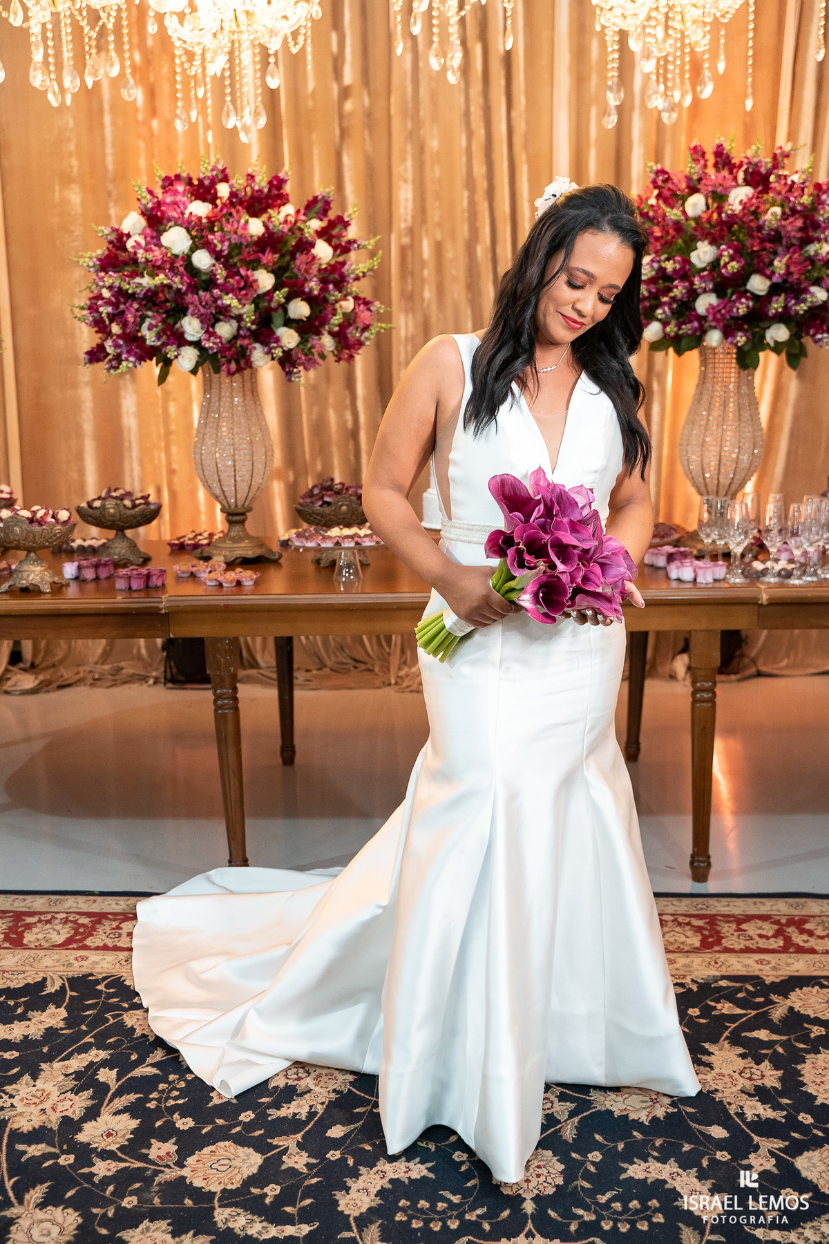 Recepção de casamento no espio golden com noivos animados e fotografo israel gesitra tudo