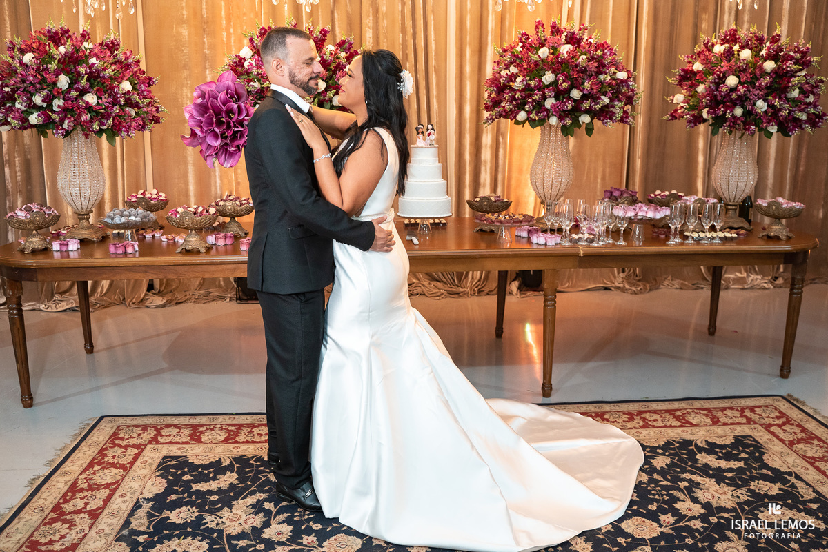 Recepção de casamento no espio golden com noivos animados e fotografo israel gesitra tudo