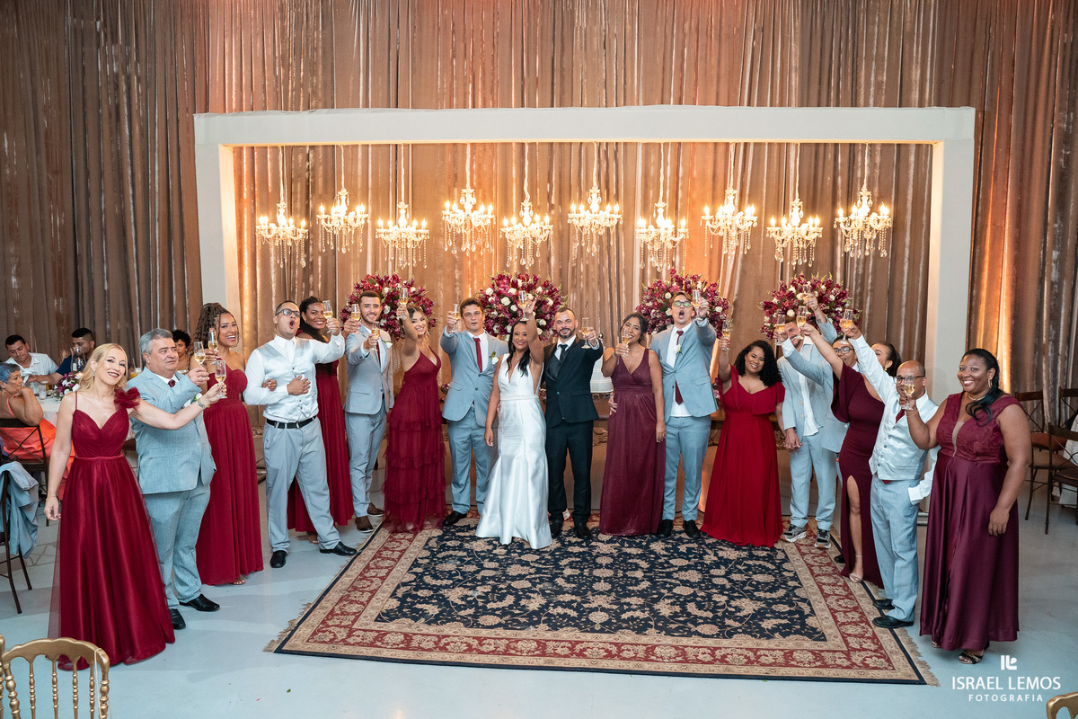 Recepção de casamento no espio golden com noivos animados e fotografo israel gesitra tudo