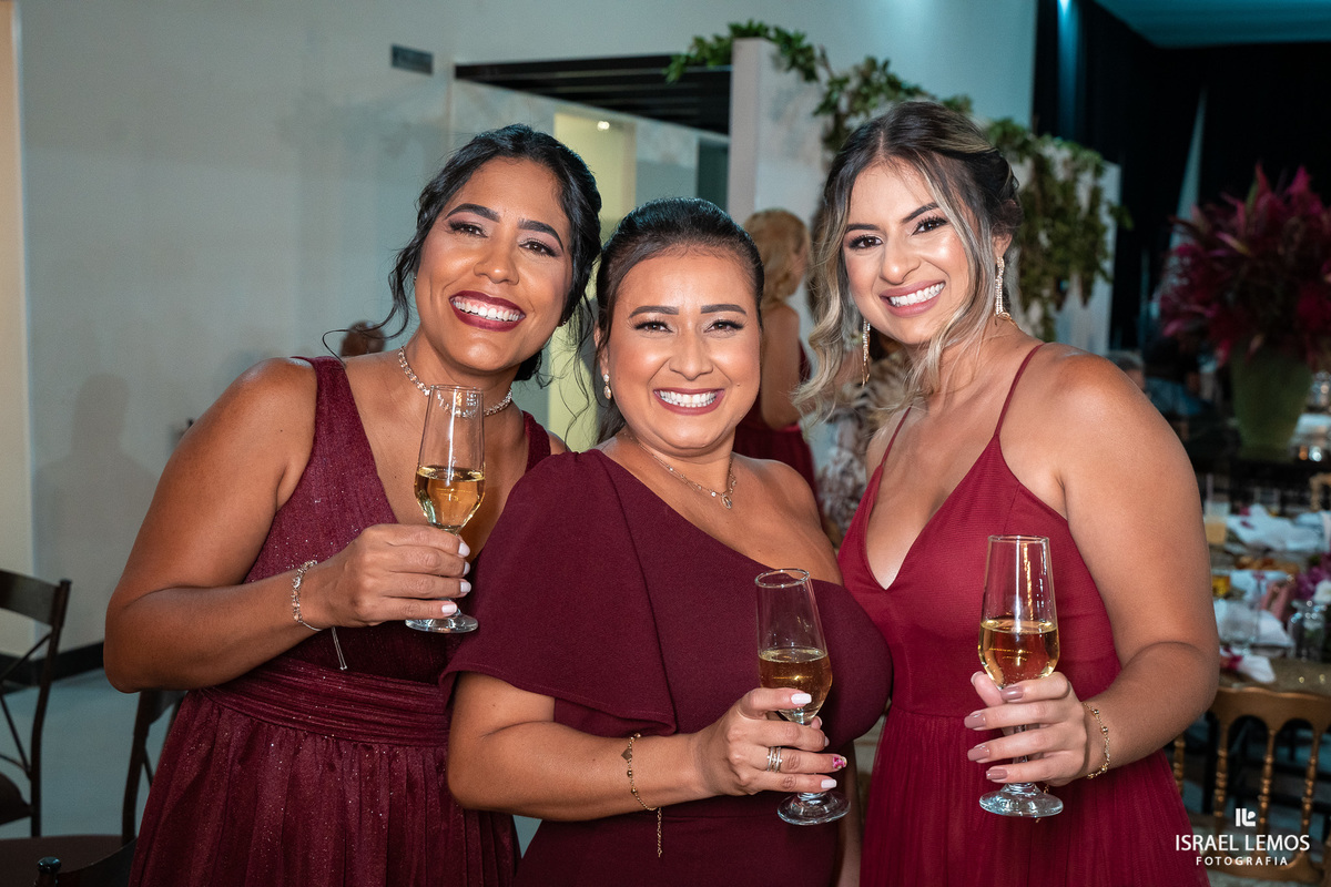 Madrinhas fazem a festa em casamento 