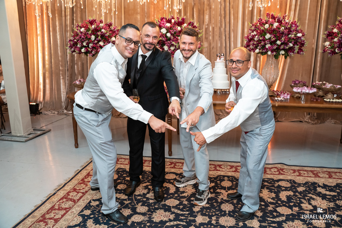 Recepção de casamento no espio golden com noivos animados e fotografo israel gesitra tudo