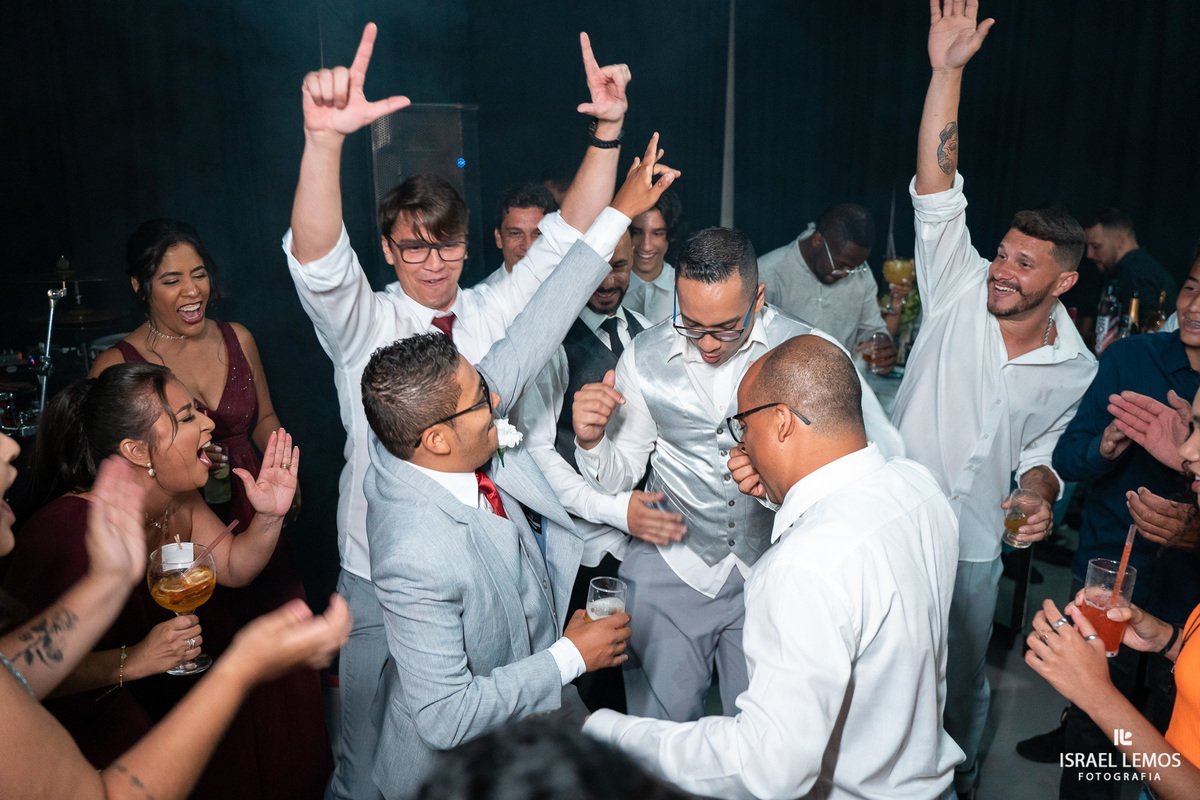 Recepção de casamento no espio golden com noivos animados e fotografo israel gesitra tudo
