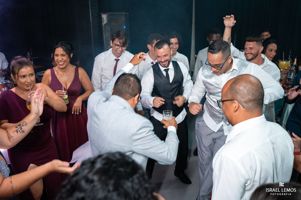 Recepção de casamento no espio golden com noivos animados e fotografo israel gesitra tudo