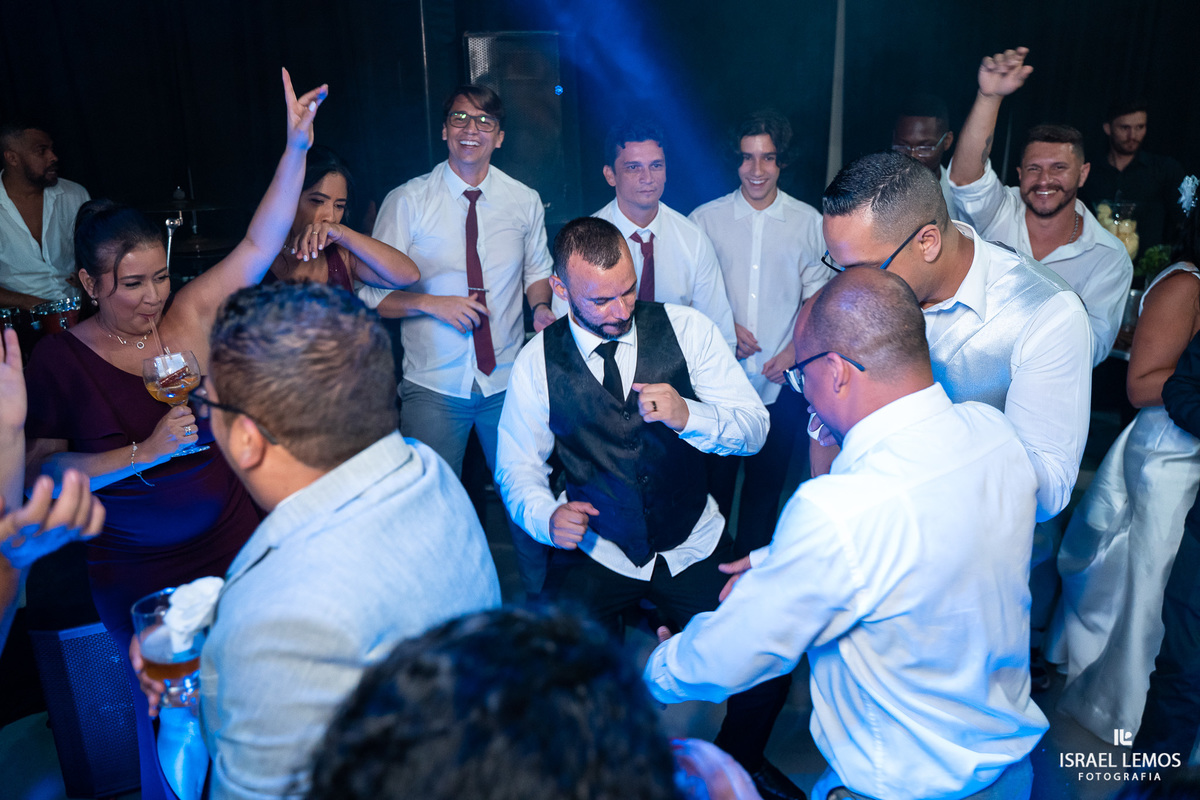 Recepção de casamento no espio golden com noivos animados e fotografo israel gesitra tudo