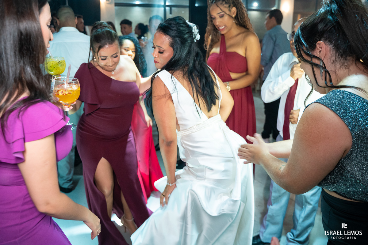 Recepção de casamento no espio golden com noivos animados e fotografo israel gesitra tudo