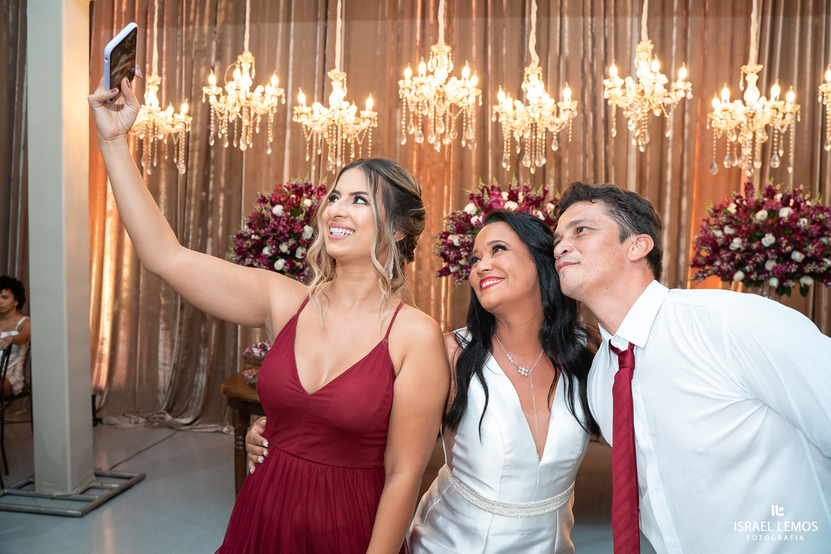 Recepção de casamento no espio golden com noivos animados e fotografo israel gesitra tudo