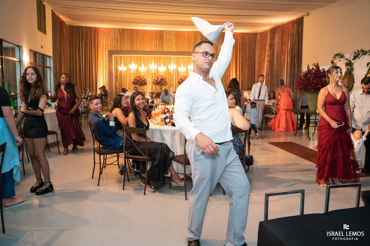 Recepção de casamento no espio golden com noivos animados e fotografo israel gesitra tudo