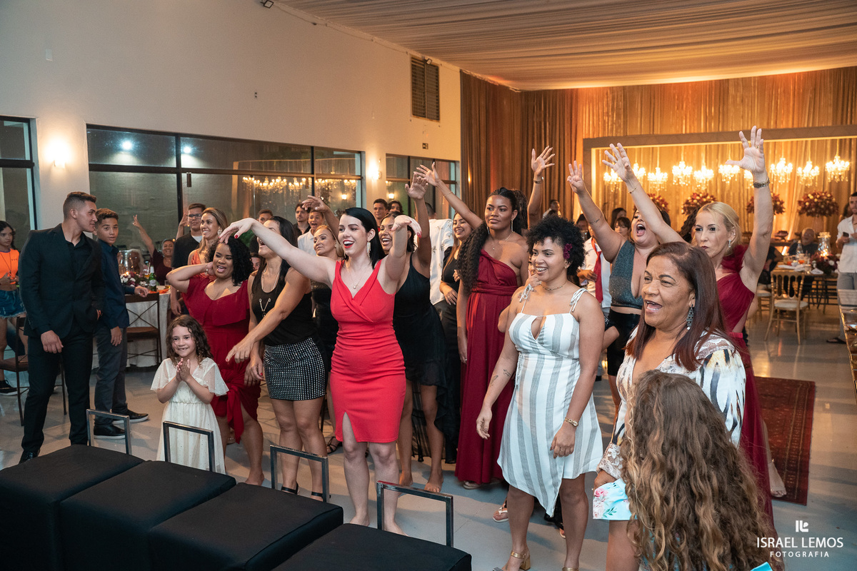 Recepção de casamento no espio golden com noivos animados e fotografo israel gesitra tudo