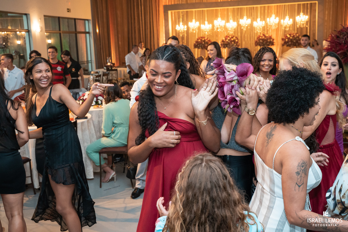 Recepção de casamento no espio golden com noivos animados e fotografo israel gesitra tudo