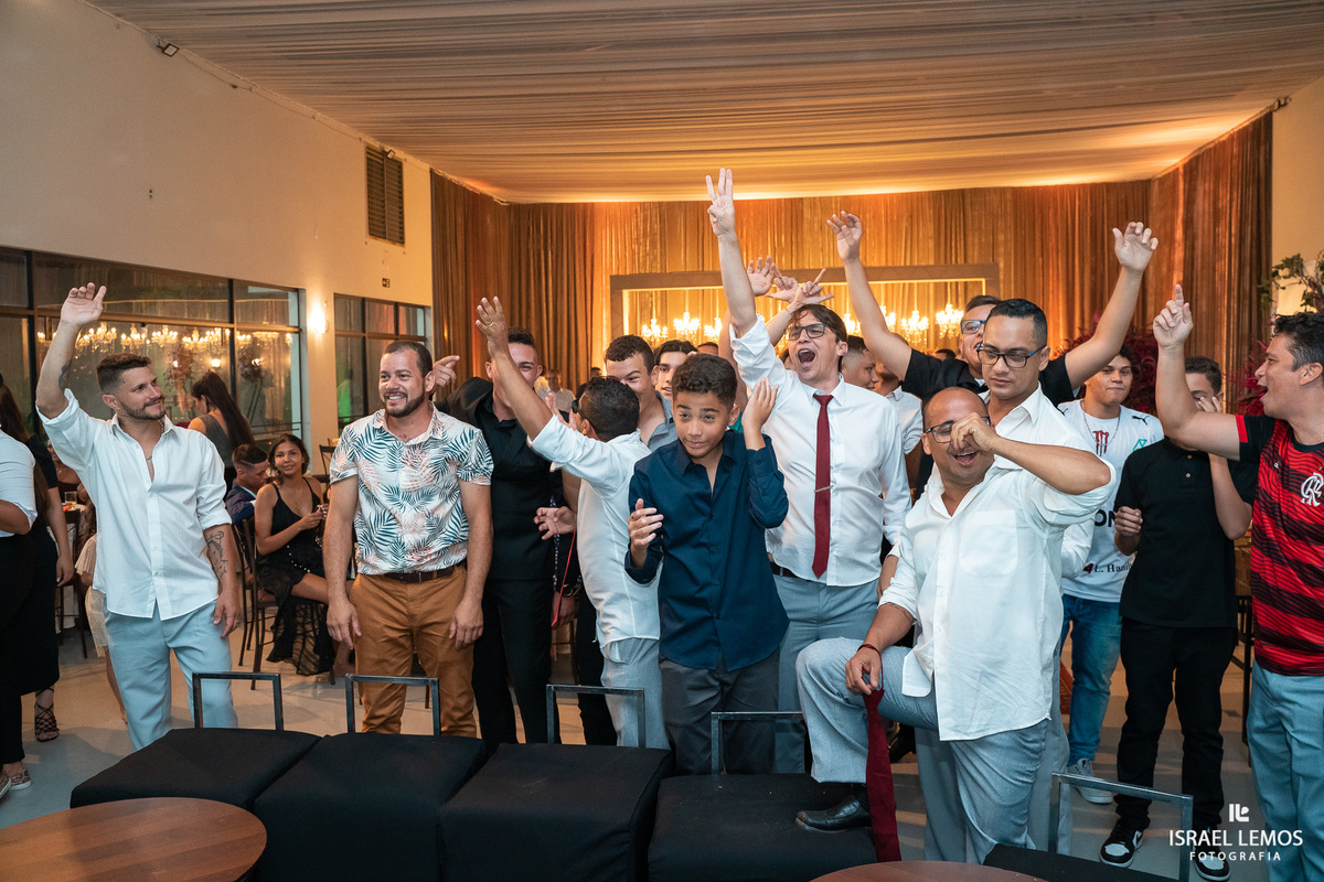 Recepção de casamento no espio golden com noivos animados e fotografo israel gesitra tudo