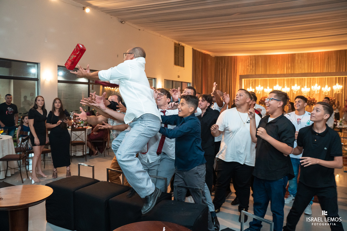 Recepção de casamento no espio golden com noivos animados e fotografo israel gesitra tudo