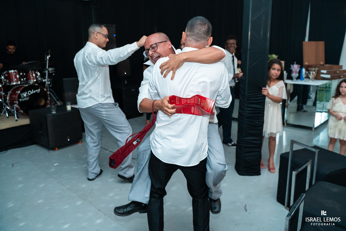 Recepção de casamento no espio golden com noivos animados e fotografo israel gesitra tudo