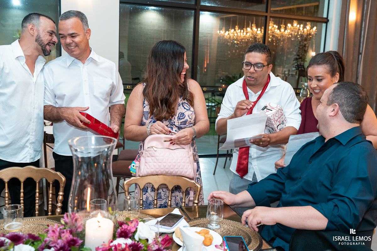 Recepção de casamento no espio golden com noivos animados e fotografo israel gesitra tudo