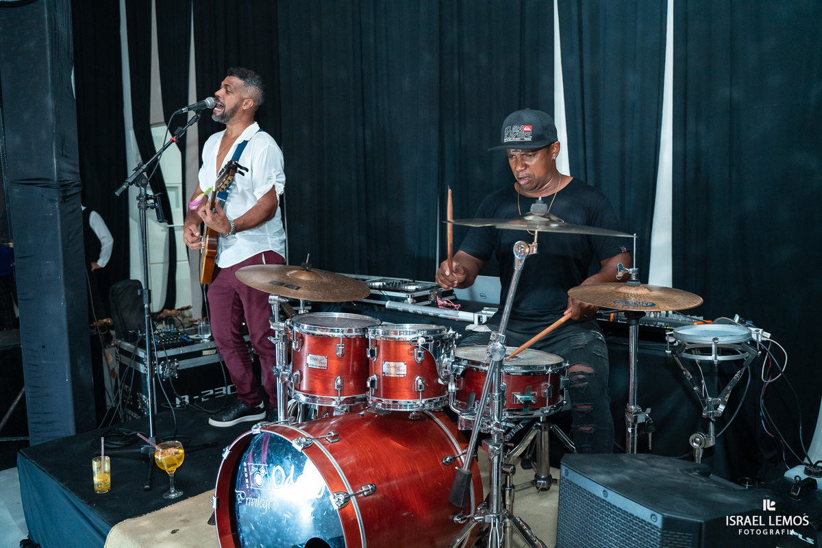Recepção de casamento no espio golden com noivos animados e fotografo israel gesitra tudo