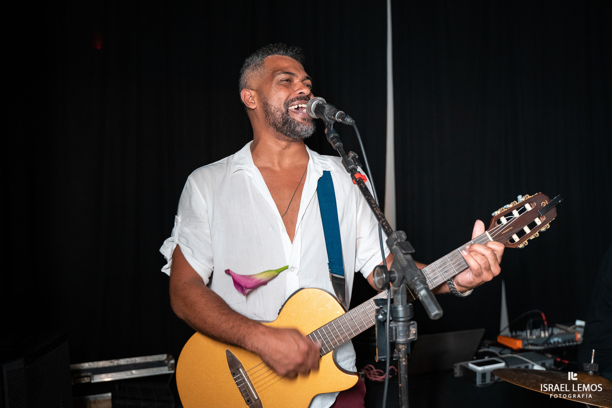 Recepção de casamento no espio golden com noivos animados e fotografo israel gesitra tudo