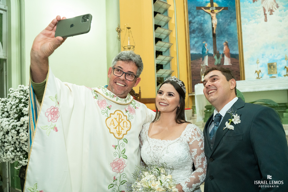 Padre Herminho faz selfie com casal 