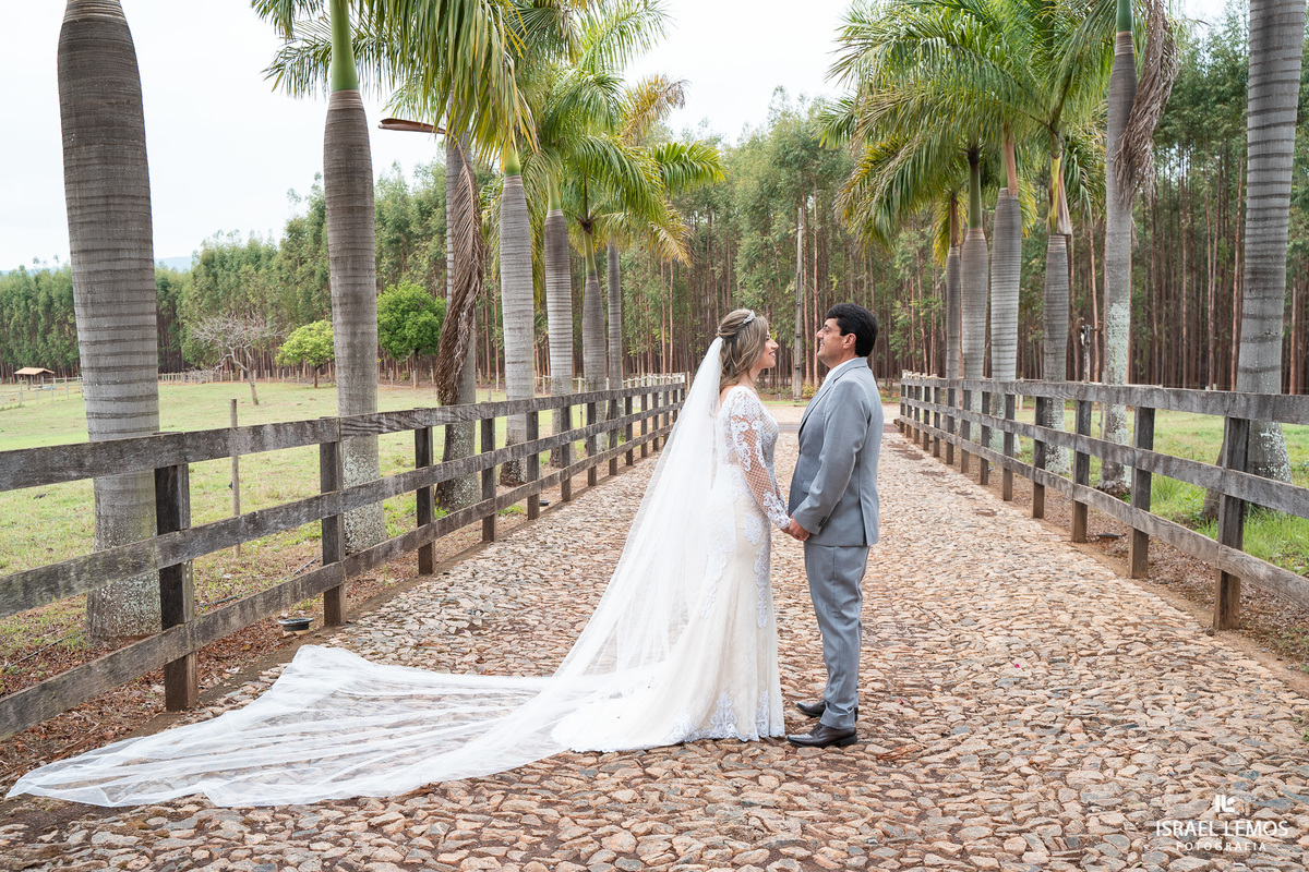 Fotografia externa de casamento na cidade de pitangui pelo fotografo de casamento Israel Lemos o melhor de para de minas e pitangui itauna