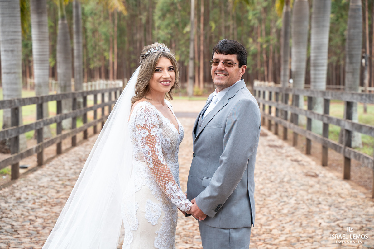 Fotografia externa de casamento na cidade de pitangui pelo fotografo de casamento Israel Lemos o melhor de para de minas e pitangui itauna