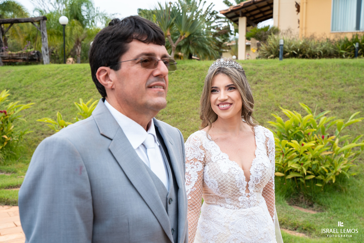Fotografia externa de casamento na cidade de pitangui pelo fotografo de casamento Israel Lemos o melhor de para de minas e pitangui itauna