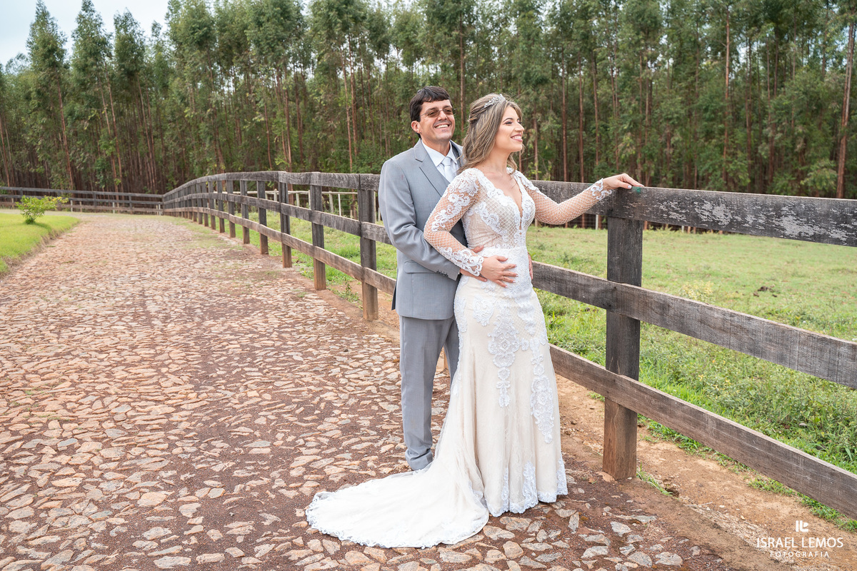 Fotografia externa de casamento na cidade de pitangui pelo fotografo de casamento Israel Lemos o melhor de para de minas e pitangui itauna
