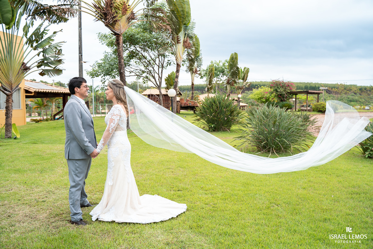 Fotografia externa de casamento na cidade de pitangui pelo fotografo de casamento Israel Lemos o melhor de para de minas e pitangui itauna