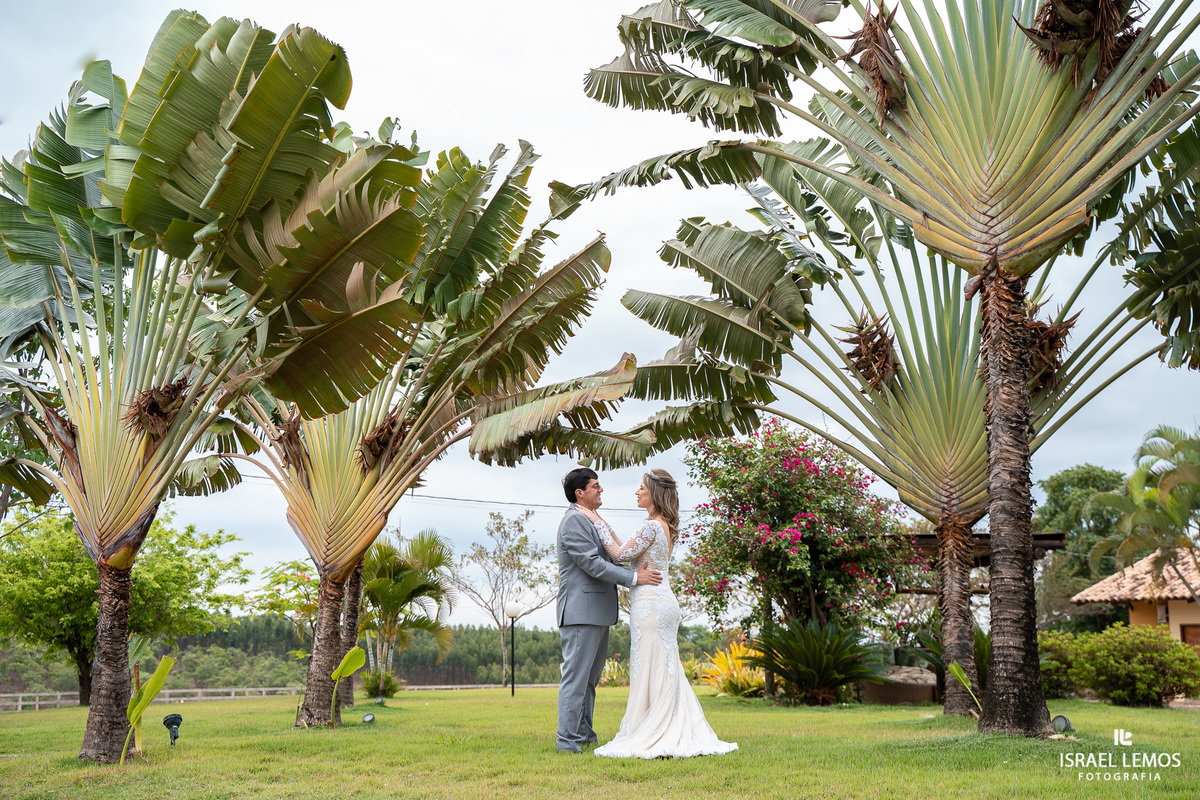 Fotografia externa de casamento na cidade de pitangui pelo fotografo de casamento Israel Lemos o melhor de para de minas e pitangui itauna