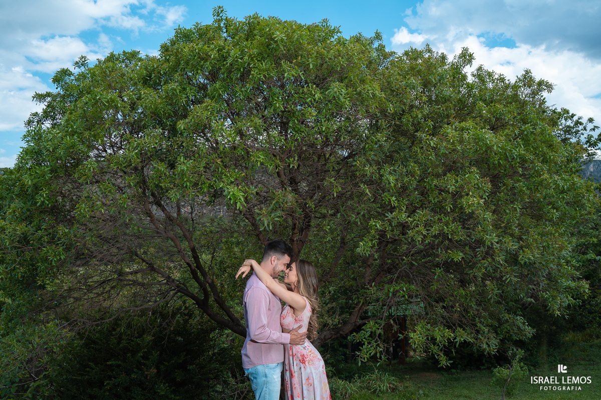 Fotografo faz lindas fotos de casal na lapinha da serra