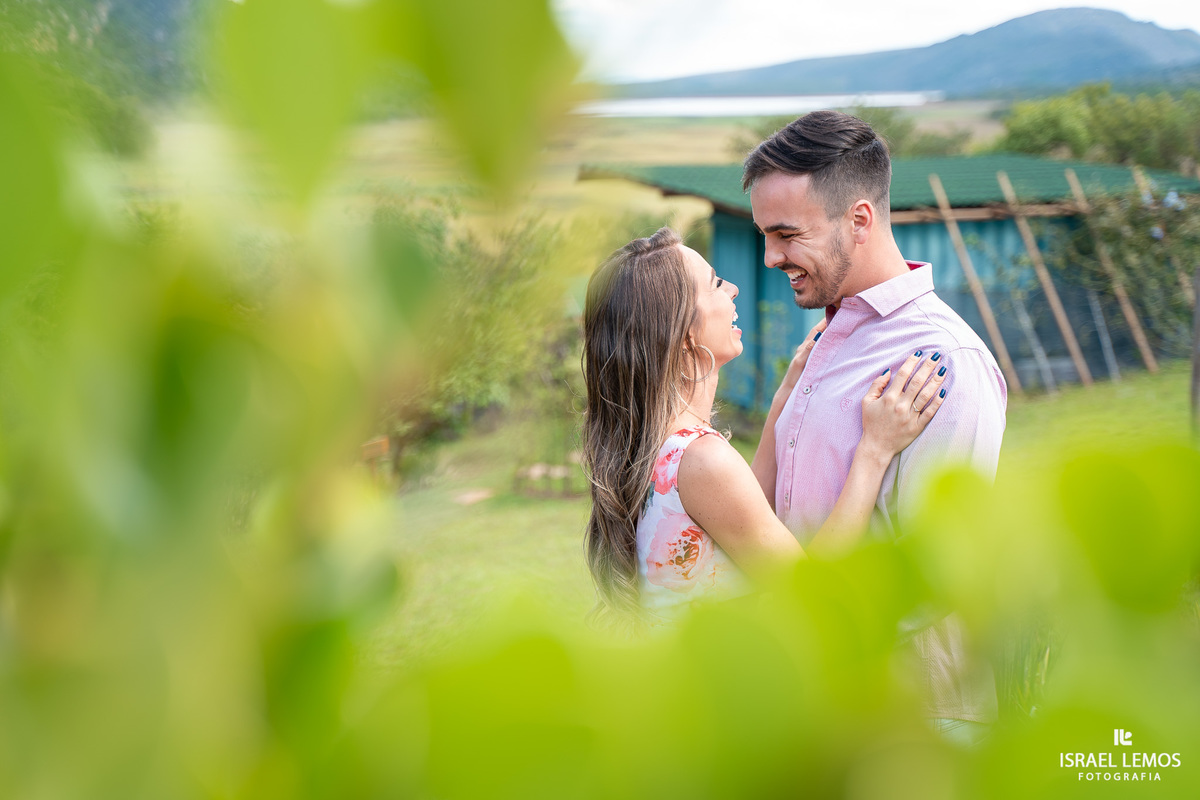 Fotografo faz lindas fotos de casal na lapinha da serra