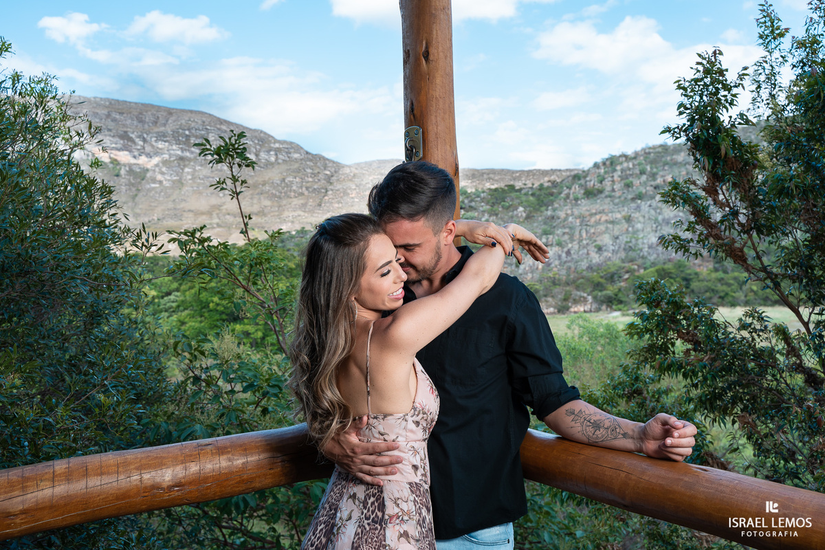 Fotografo faz lindas fotos de casal na lapinha da serra