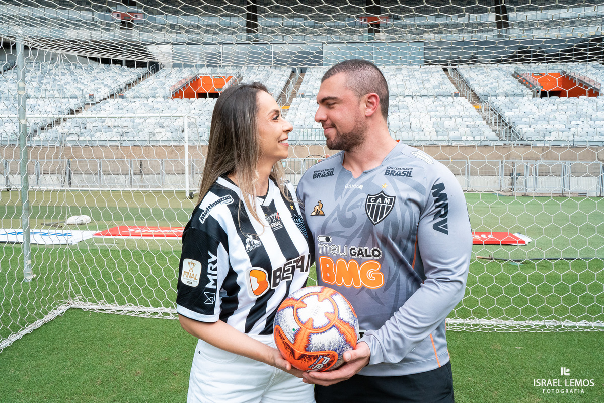 Fotografia de ensaio no estadio mineiro como. de atleticanos apaixonados por atlético mineiro fizemos fotos dento do campo do mineirão 