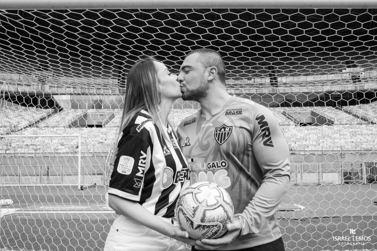 Fotografia de ensaio no estadio mineiro como. de atleticanos apaixonados por atlético mineiro fizemos fotos dento do campo do mineirão 