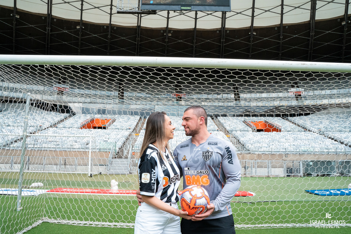 Fotografia de ensaio no estadio mineiro como. de atleticanos apaixonados por atlético mineiro fizemos fotos dento do campo do mineirão 