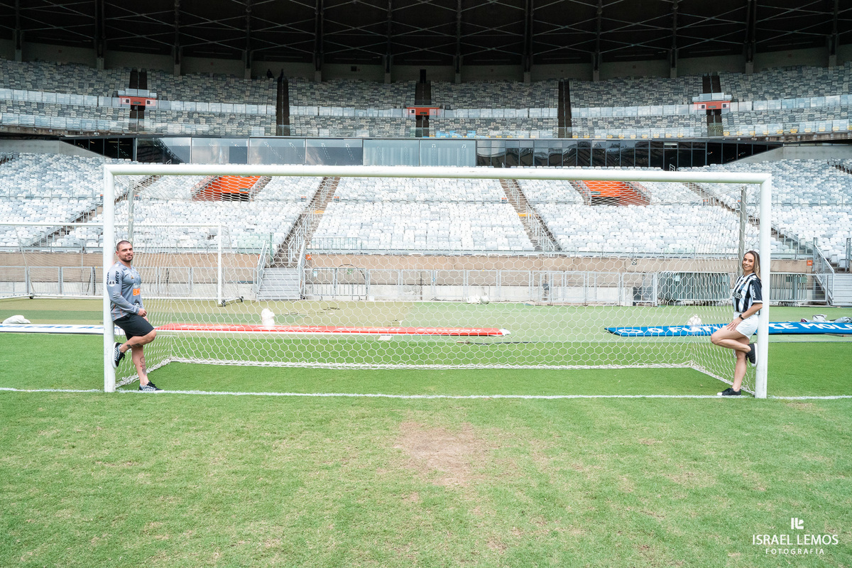 Fotografia de ensaio no estadio mineiro como. de atleticanos apaixonados por atlético mineiro fizemos fotos dento do campo do mineirão 