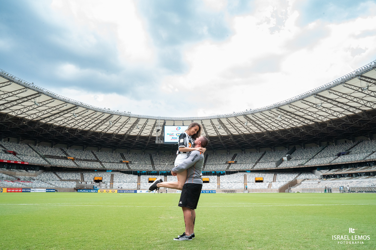 Fotografia de ensaio no estadio mineiro como. de atleticanos apaixonados por atlético mineiro fizemos fotos dento do campo do mineirão 