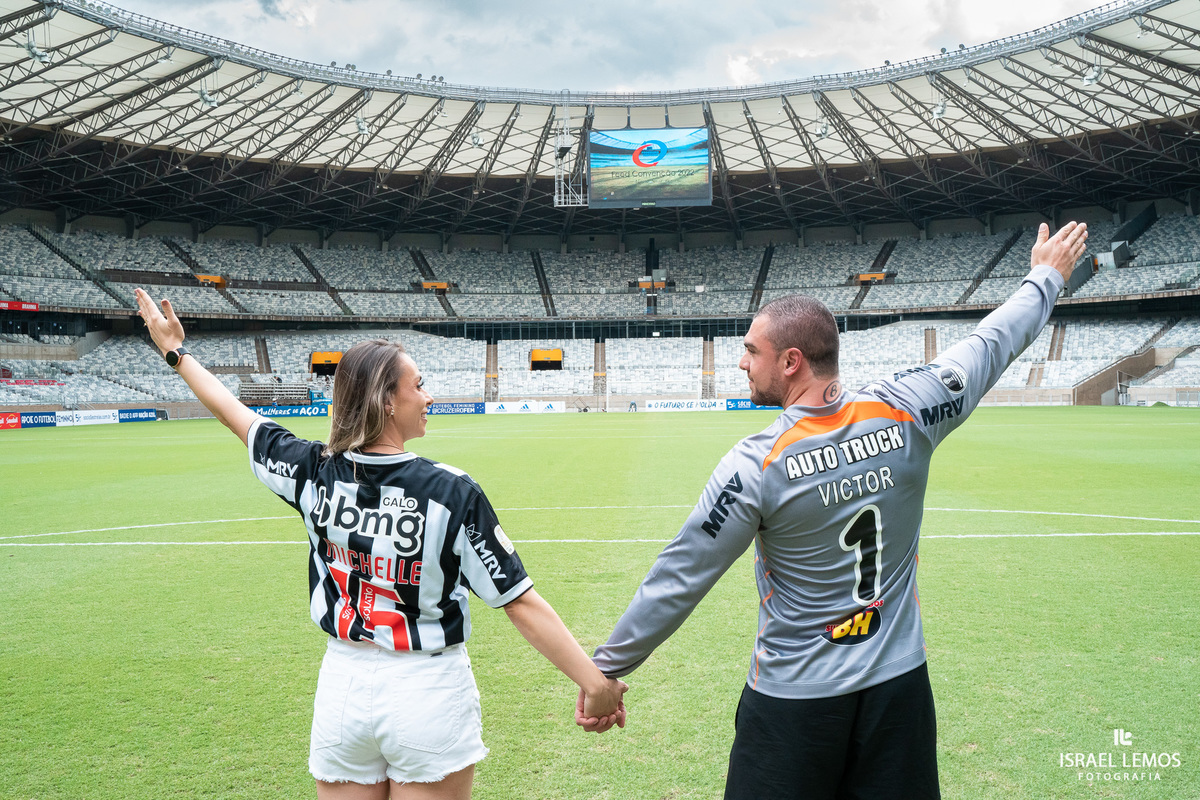 Fotografia de ensaio no estadio mineiro como. de atleticanos apaixonados por atlético mineiro fizemos fotos dento do campo do mineirão 