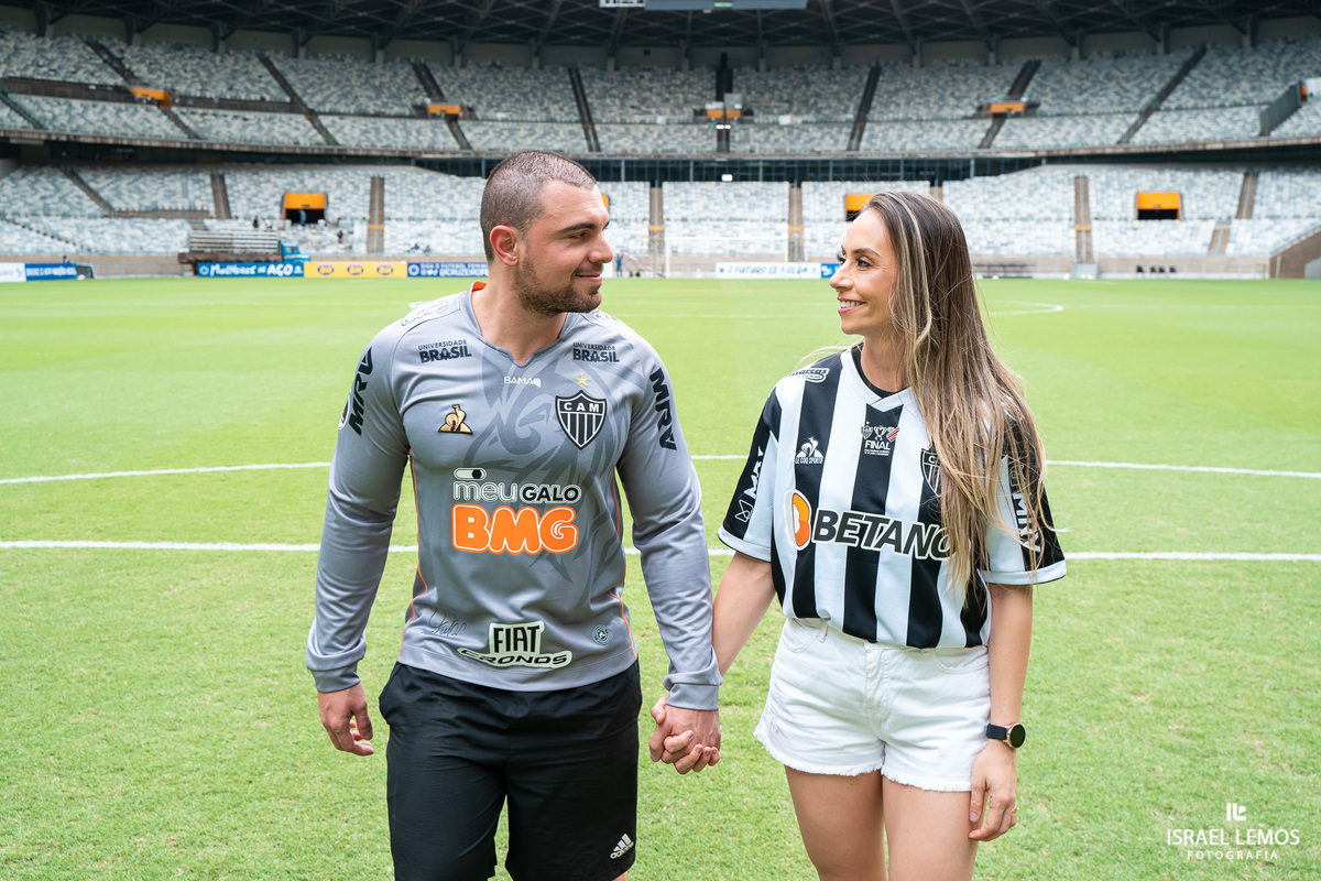 Fotografia de ensaio no estadio mineiro como. de atleticanos apaixonados por atlético mineiro fizemos fotos dento do campo do mineirão 