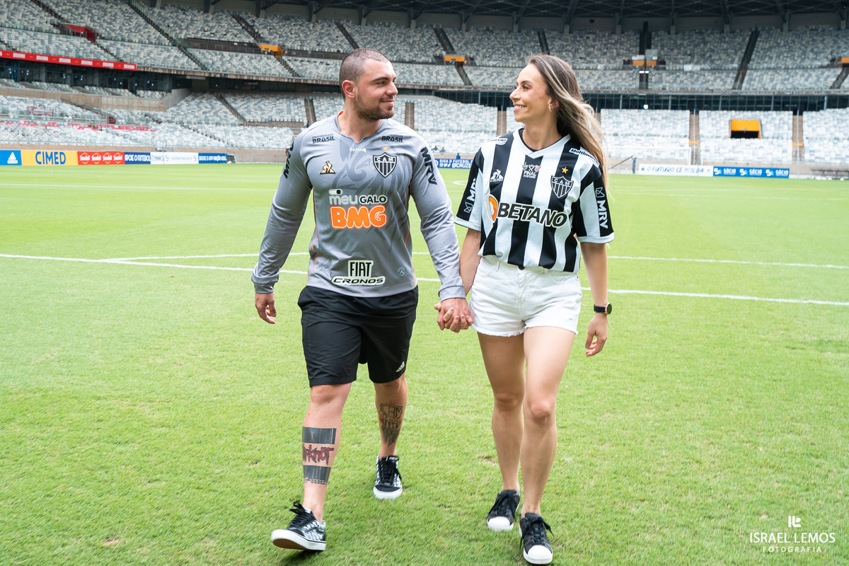 Fotografia de ensaio no estadio mineiro como. de atleticanos apaixonados por atlético mineiro fizemos fotos dento do campo do mineirão 