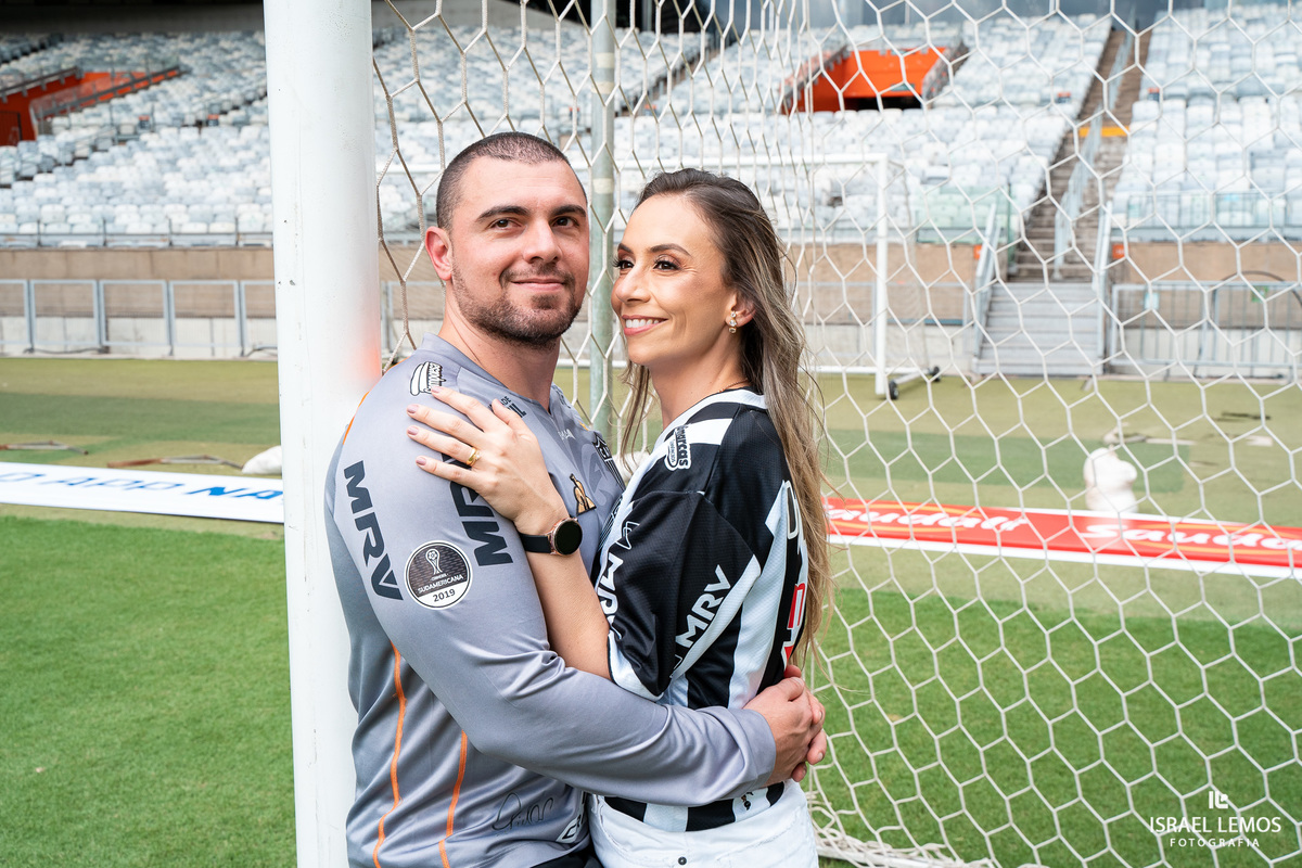 Fotografia de ensaio no estadio mineiro como. de atleticanos apaixonados por atlético mineiro fizemos fotos dento do campo do mineirão 