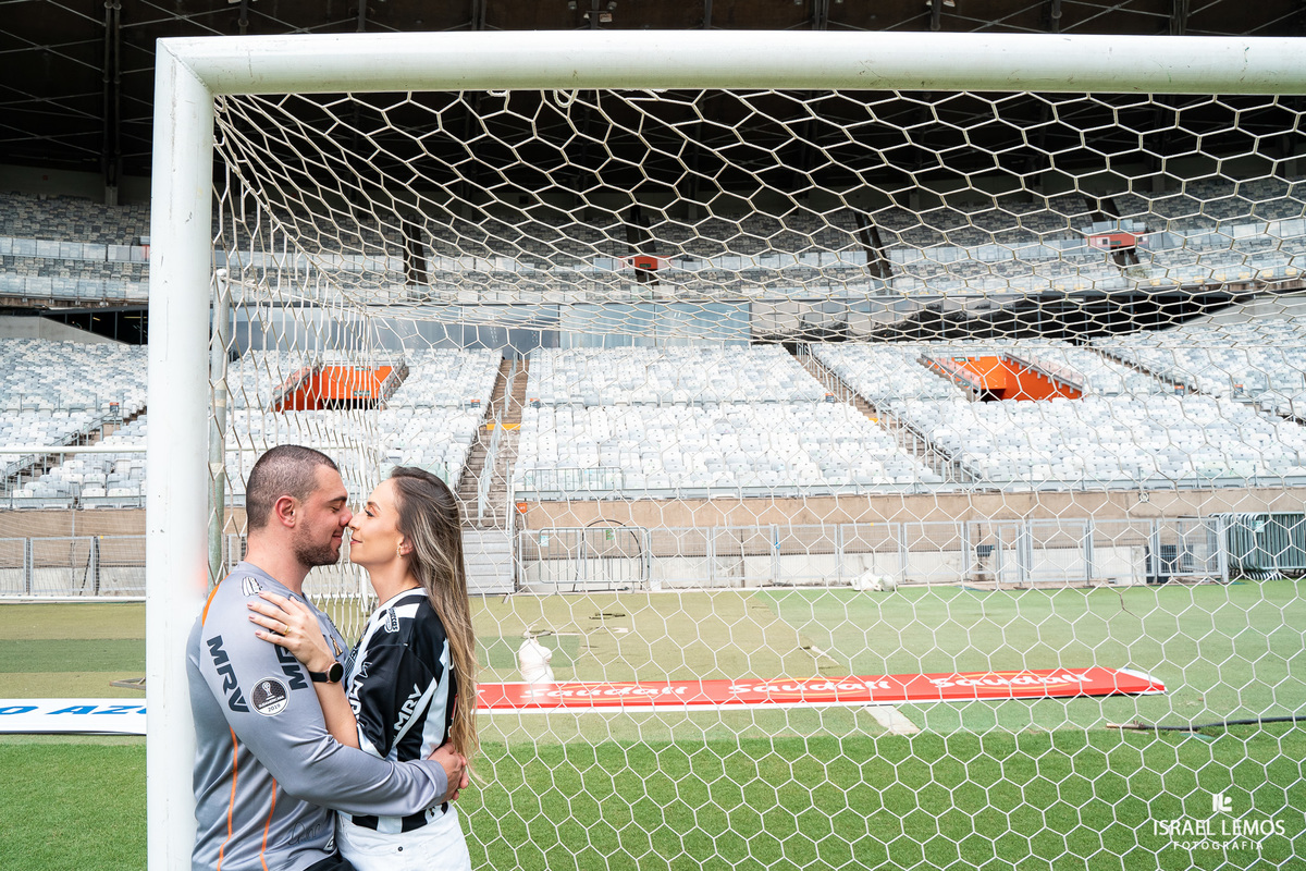 Fotografia de ensaio no estadio mineiro como. de atleticanos apaixonados por atlético mineiro fizemos fotos dento do campo do mineirão 