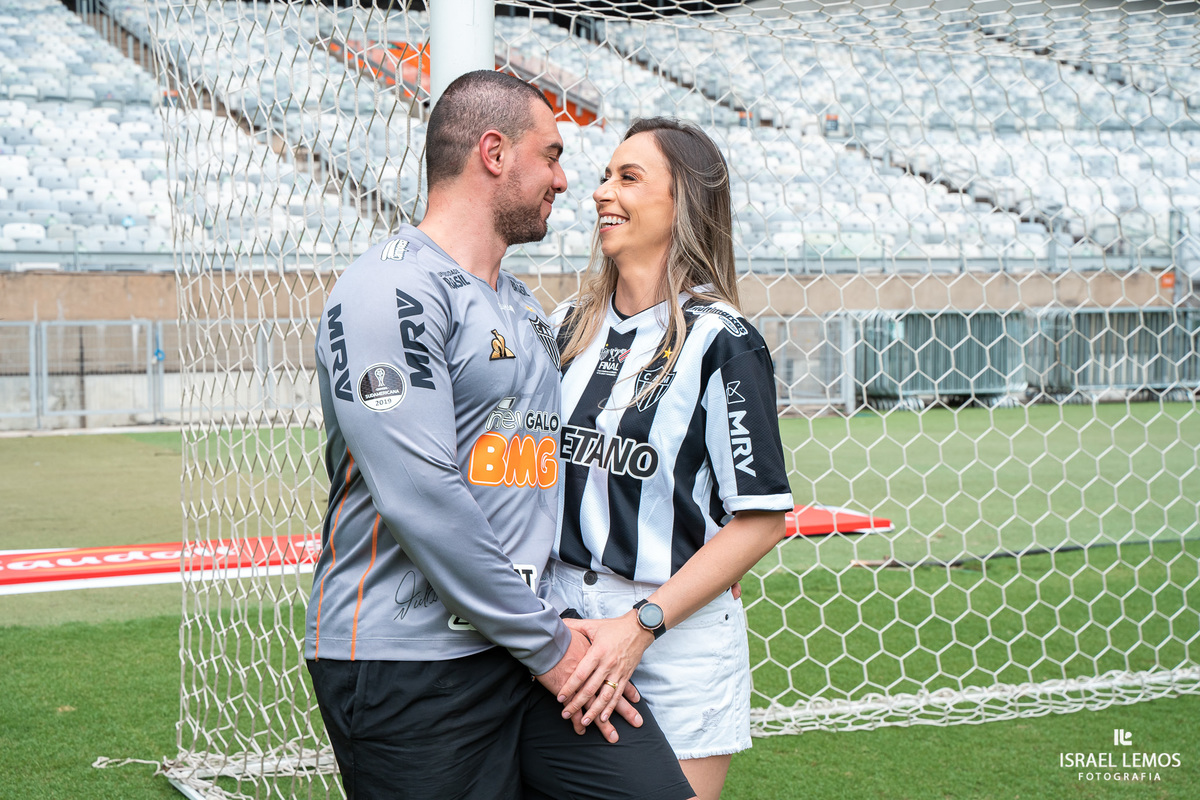 Fotografia de ensaio no estadio mineiro como. de atleticanos apaixonados por atlético mineiro fizemos fotos dento do campo do mineirão 