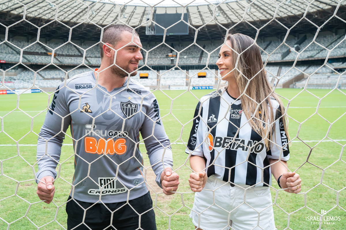 Fotografia de ensaio no estadio mineiro como. de atleticanos apaixonados por atlético mineiro fizemos fotos dento do campo do mineirão 