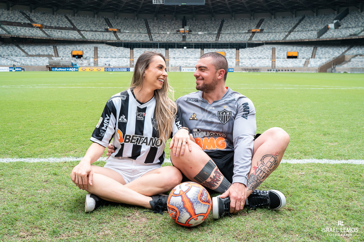 Fotografia de ensaio no estadio mineiro como. de atleticanos apaixonados por atlético mineiro fizemos fotos dento do campo do mineirão 