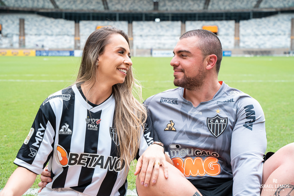 Fotografia de ensaio no estadio mineiro como. de atleticanos apaixonados por atlético mineiro fizemos fotos dento do campo do mineirão 