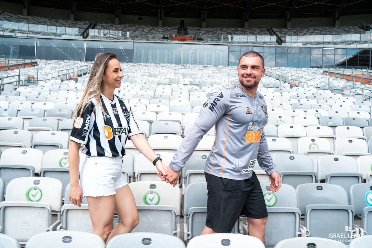 Fotografia de ensaio no estadio mineiro como. de atleticanos apaixonados por atlético mineiro fizemos fotos dento do campo do mineirão 