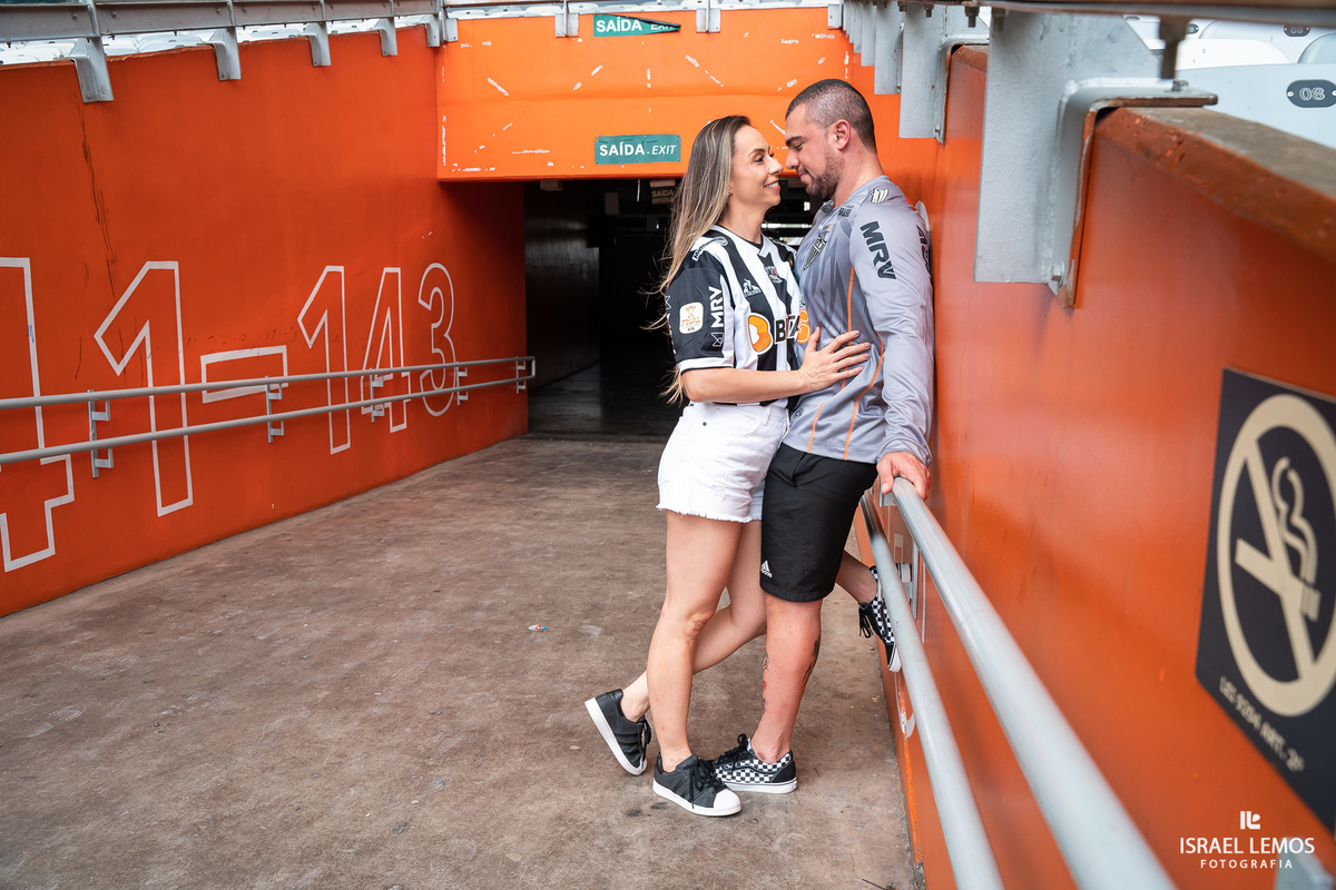 Fotografia de ensaio no estadio mineiro como. de atleticanos apaixonados por atlético mineiro fizemos fotos dento do campo do mineirão 