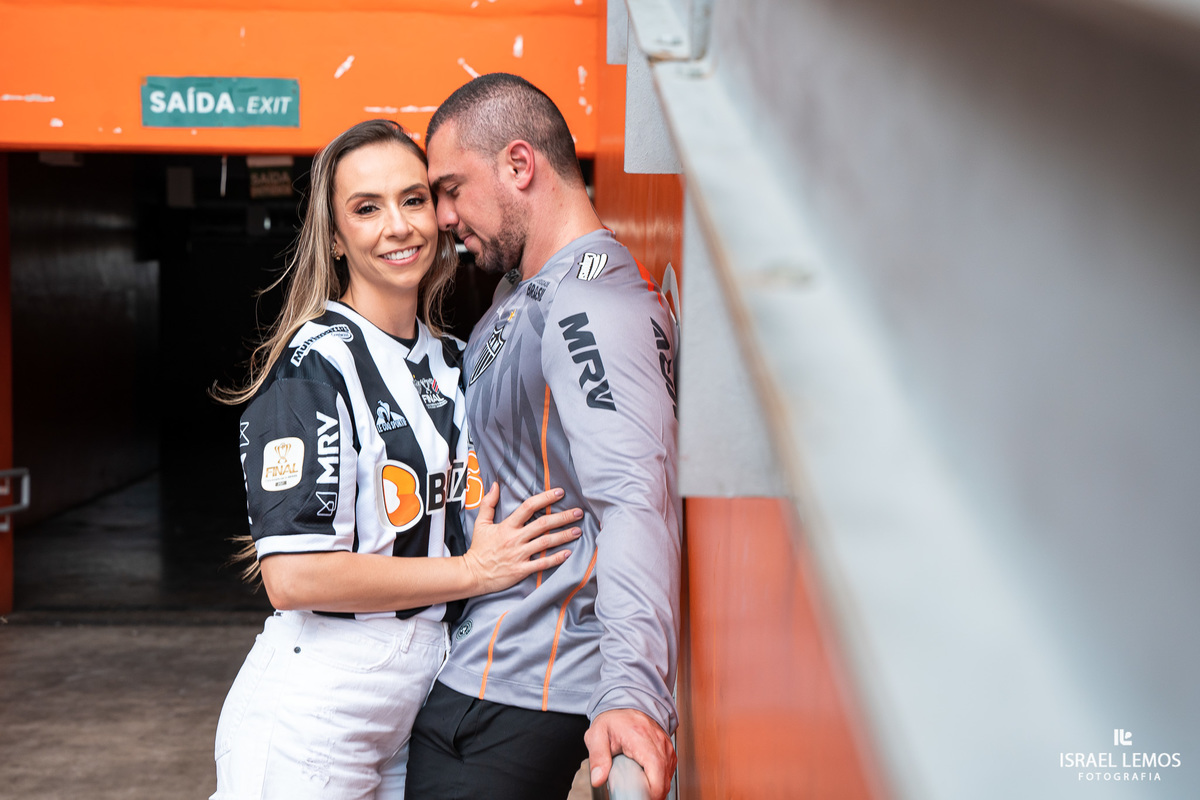 Fotografia de ensaio no estadio mineiro como. de atleticanos apaixonados por atlético mineiro fizemos fotos dento do campo do mineirão 