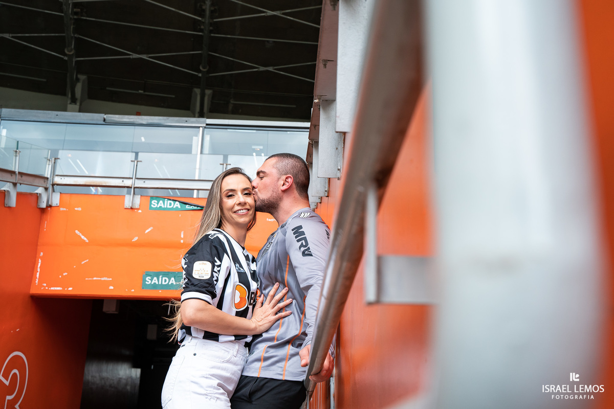Fotografia de ensaio no estadio mineiro como. de atleticanos apaixonados por atlético mineiro fizemos fotos dento do campo do mineirão 