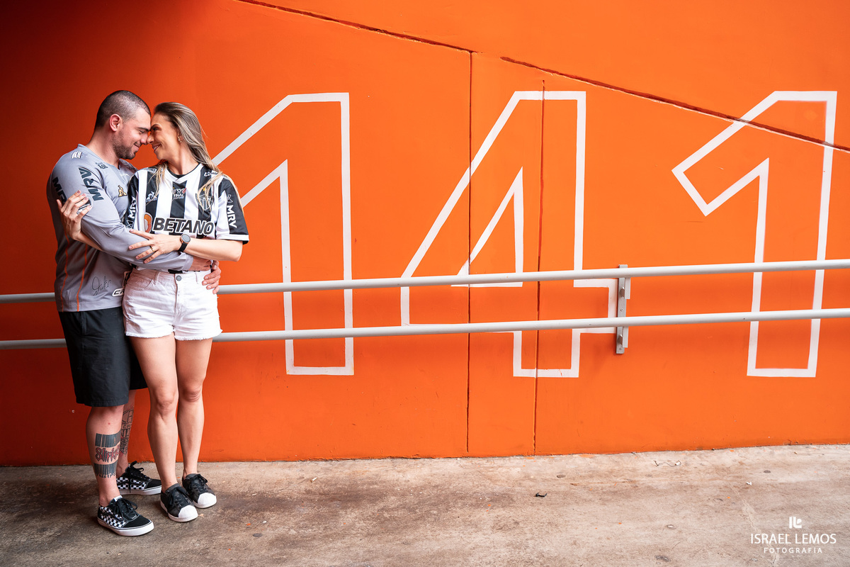Fotografia de ensaio no estadio mineiro como. de atleticanos apaixonados por atlético mineiro fizemos fotos dento do campo do mineirão 