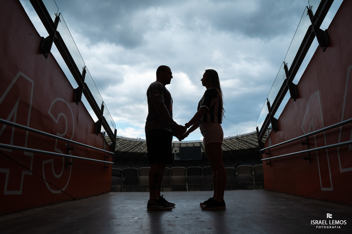 Fotografia de ensaio no estadio mineiro como. de atleticanos apaixonados por atlético mineiro fizemos fotos dento do campo do mineirão 